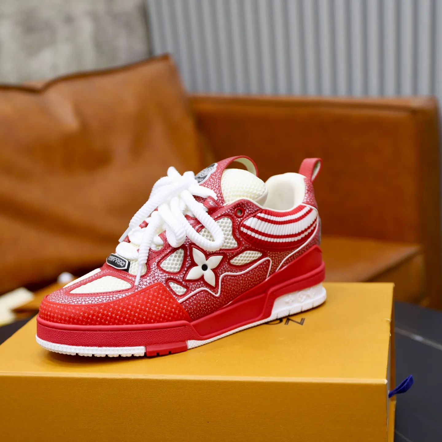 Ex-factory price: 860💰LV Couple👫Louis Vuitton TRAINER sneakers classic Louis Vuitton men's artistic director Virgil Abloh picked inspiration to create this LV Trainer sneaker. Yingze crystal inlays present a colorful effect. VS can be matched with two gorgeous effect colors. The LV letter logo badge on the tongue is gorgeous and noble. The LV letter is decorated on the side. The outsole is decorated with a Monogram flower pattern. It shows the trend of elegance and nobility! Men's and women's models: 35-46
